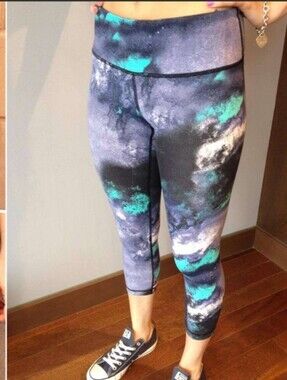 Lululemon Wunder Under Crop/Denim Luon Milky Way Size 8